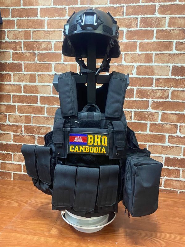 អាវកាក់តាក់ទិចការពារ Blackhawk A12 សម្រាប់ហ្វឹកហាត់ក្រៅទីវាល មានពណ៌ខ្មៅ និងរចនាប័ទ្មប្រកបដោយសុវត្ថិភាព។.