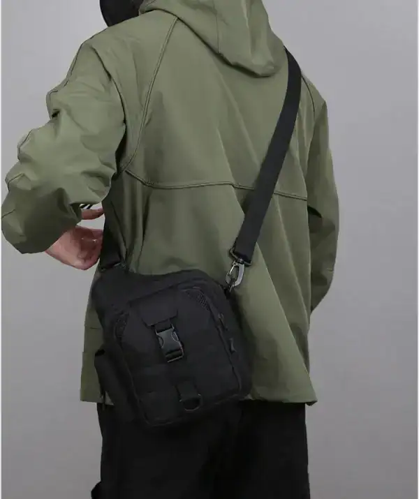 កាបូបស្ពាយ Camouflage Sports Sling សម្រាប់ក្រៅផ្ទះ និងសម្រាកលំហែ មានពណ៌កម្សាន្តខ្មៅ និងស្លាកស្លាកស្លាកស្លាកស្លាកស្លាកស្លាកស្ល.