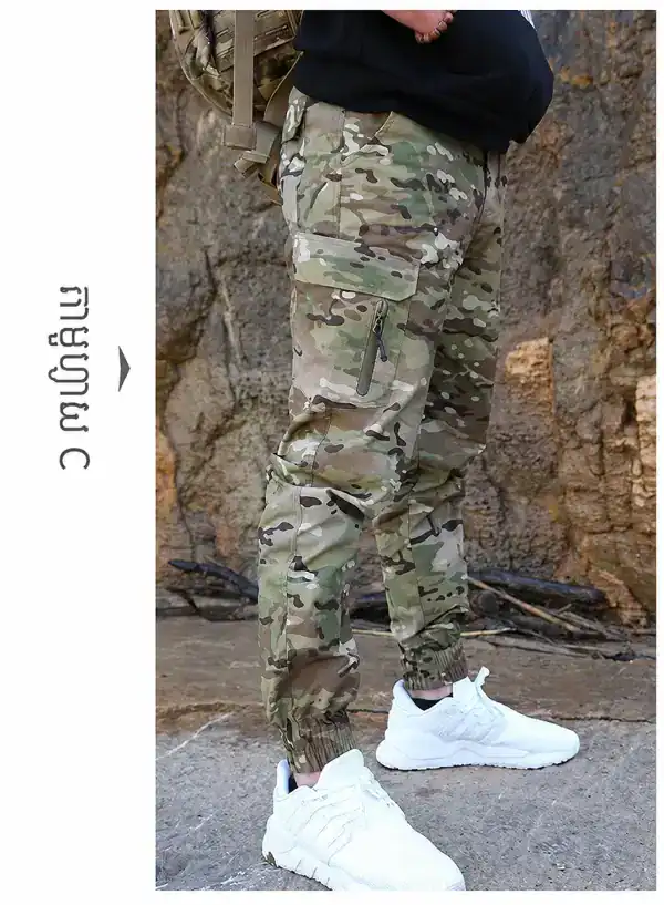 ខោ Jogger Tactical Camouflage សម្រាប់ក្រៅផ្ទះ with cargo pockets and elastic cuffs.