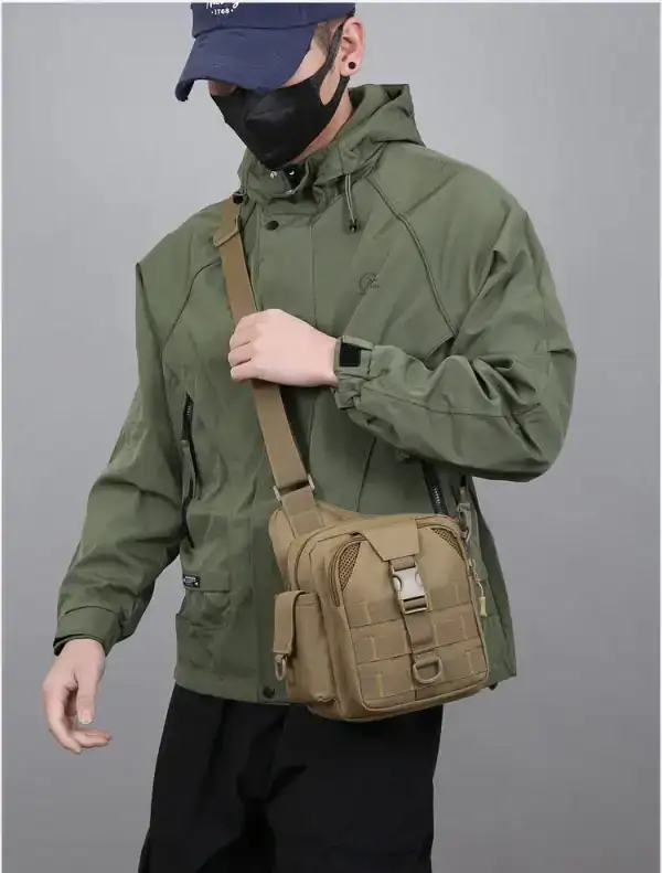 កាបូបស្ពាយ Sling Camouflage សម្រាប់ក្រៅផ្ទះ និងសម្រាកលំហែ មានពណ៌កម្រងស្មៅ និងរចនាប័ទ្មសមរម្យ.