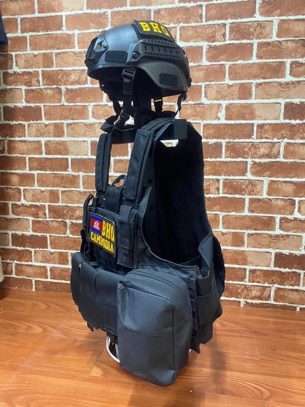 អាវកាក់ Blackhawk A12 សម្រាប់ហ្វឹកហាត់ក្រៅទីវាល, មានពណ៌ខ្មៅ និងរចនាប័ទ្មប្រកបដោយសុវត្ថិភាព.