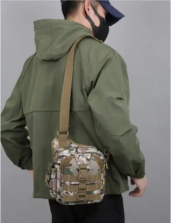 កាបូបស្ពាយ Camouflage Sports សម្រាប់ក្រៅផ្ទះ និងសម្រាកលំហែ មានពណ៌កាមូហ្សេឡ៍ និងរចនាប័ទ្មសមរម្យ.