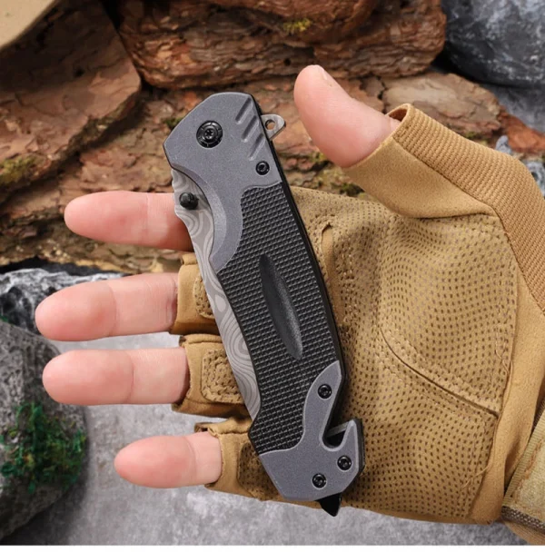 កាំបិតបត់ Tactical មានលំនាំពិសេស, ស្អាត និងមានប្រសិទ្ធភាពសម្រាប់ការរស់នៅក្រៅផ្ទះ។.