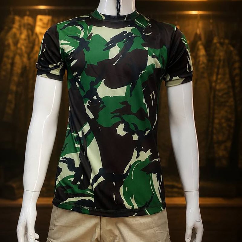 Unisex green camouflage outdoor T-shirt with short sleeves, designed for tactical and outdoor activities.