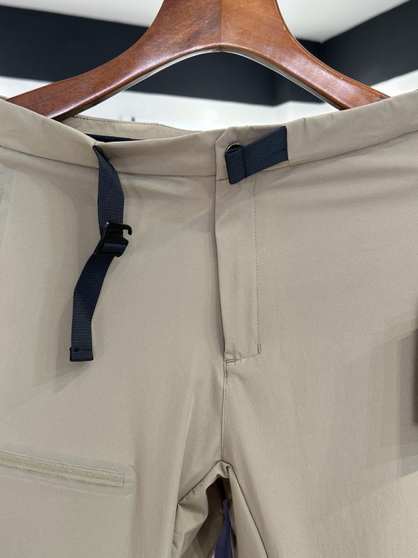 Long sleeve tactical outdoor shirt in beige with front pockets and quick-drying fabric for outdoor activities.