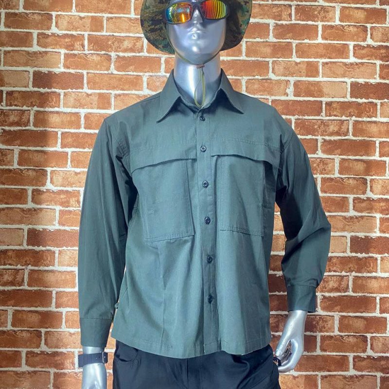 Green tactical shirt with long sleeves and front pockets, outdoor use.