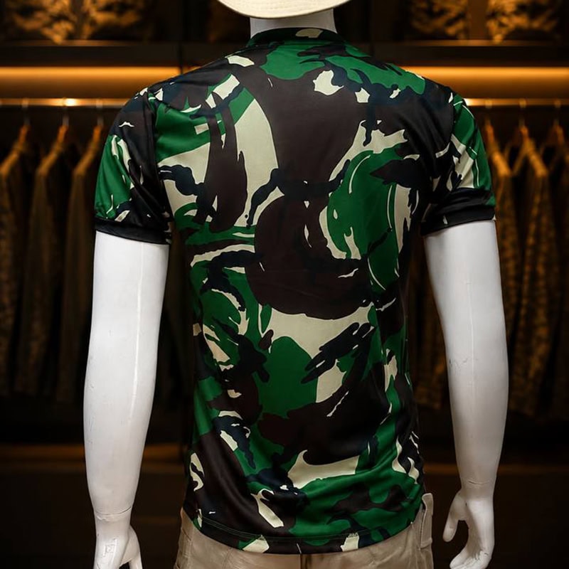 Unisex green camouflage outdoor T-shirt with short sleeves, designed for tactical and outdoor activities.
