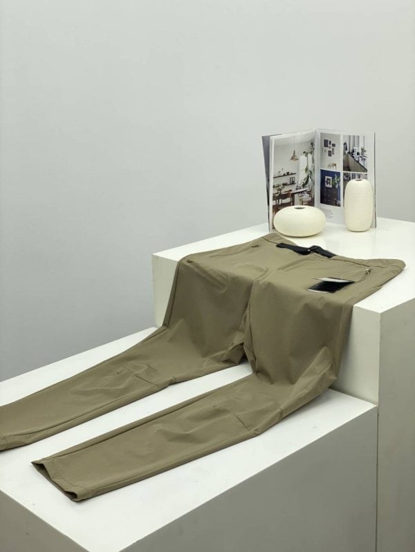 Tactical outdoor shirt in khaki color, suitable for outdoor activities and tactical use.